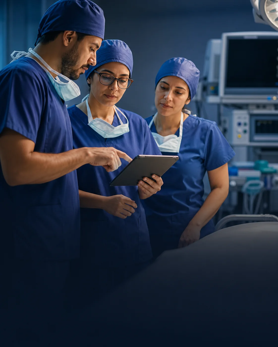 Equipo de profesionales de anestesiología revisando información clínica